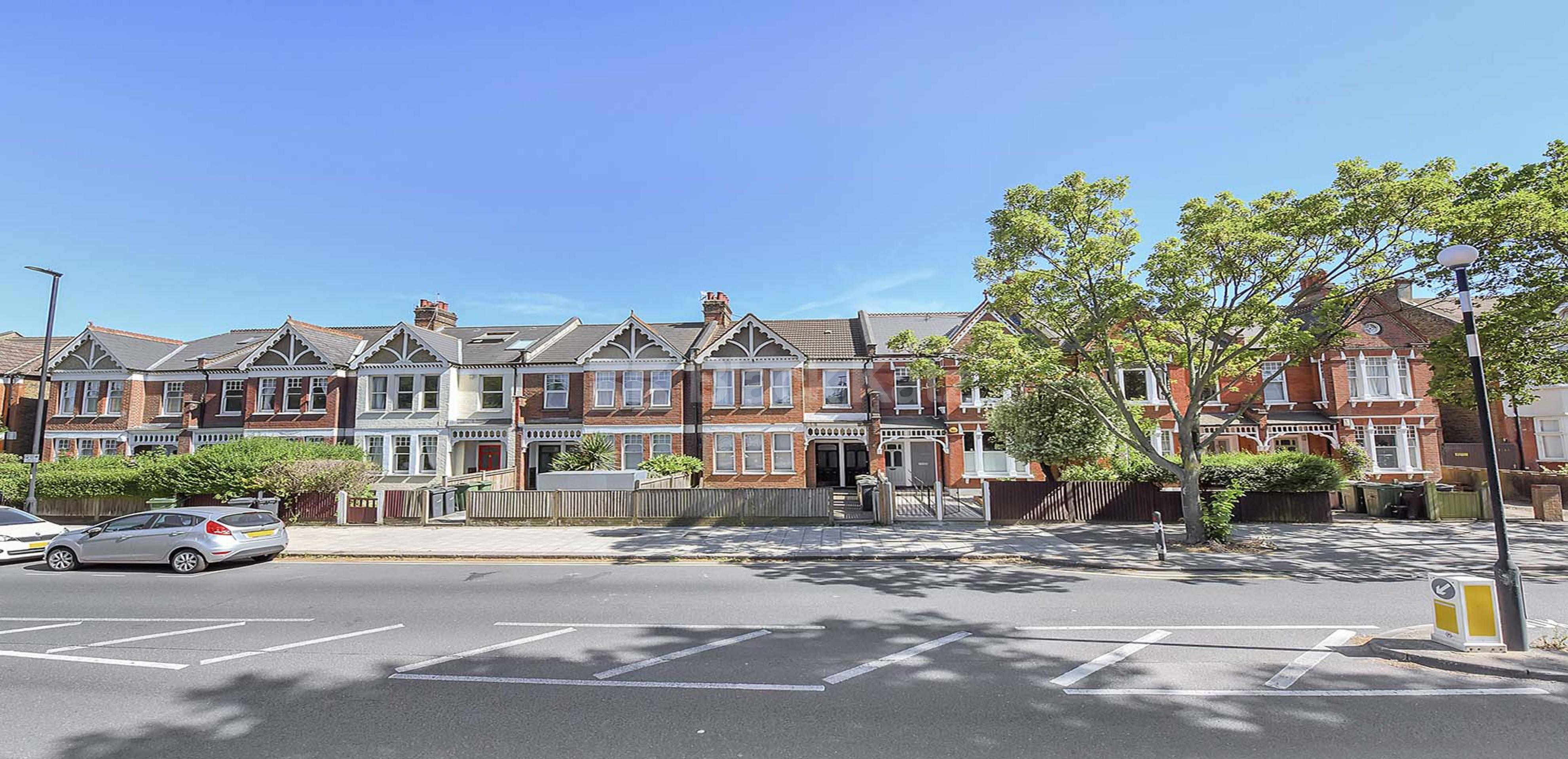 			UNDER OFFER , 3 Bedroom, 1 bath, 1 reception Apartment			 Weir Road, Clapham South/Balham SW12